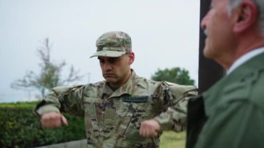 Silahlı asker eğitim kampında generalin yanında spor yapıyor..