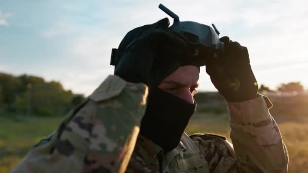 Army Aviation Man Piloten Een Drone Voor Het Laten Vallen Stockvideo's