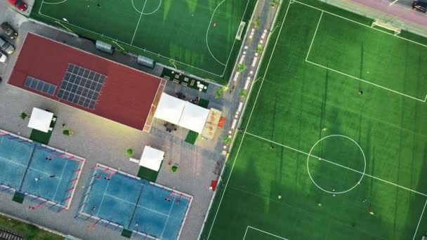 サッカー場の空中風景選手たちが遊ぶ ストック動画