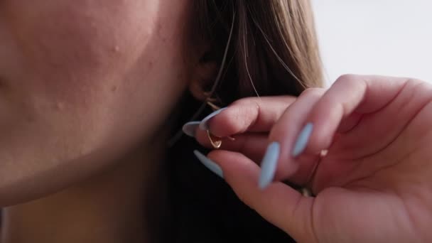 Γυναίκα Αγγίζει Σκουλαρίκια Της Χέρια Της Βίντεο Κλιπ