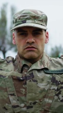 General, askeri öğrencinin fiziksel gücünü barfiks çekerek kontrol ediyor..