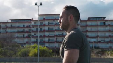 Beyaz adam parkta antrenman yapıyor..