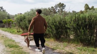 Evinin bahçesindeki hayatın tadını çıkar..