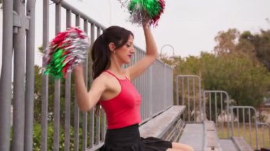 Ponponlu ponpon kız en sevdiği takımı alkışlıyor..