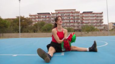 Ponponlu ponpon kız en sevdiği takımı alkışlıyor..