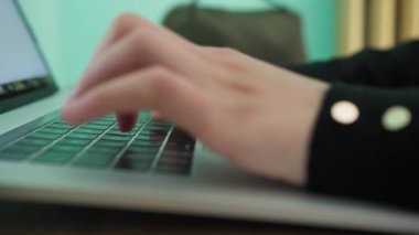 Bilgisayara Yazan Bir Kadının Elleri.