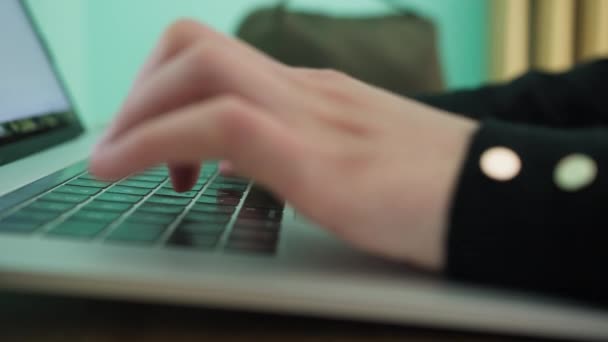 Kädet Nainen Kirjoittaminen Tietokoneeseen tekijänoikeusvapaa kuvapankkivideo