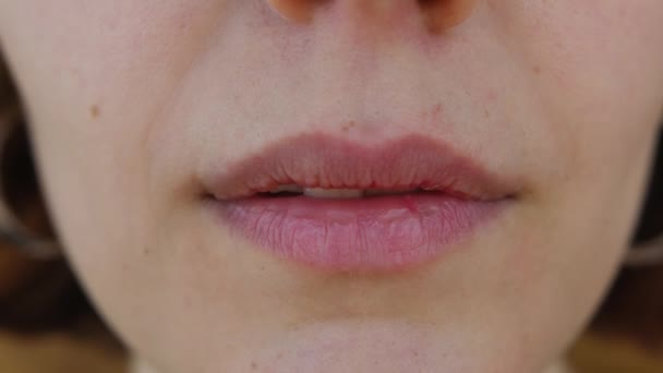 Lippen Einer Kaukasischen Frau Stockvideo