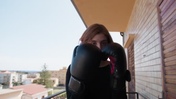 女人在家里用拳击手套在秃鹰身上打拳 — 图库视频影像
