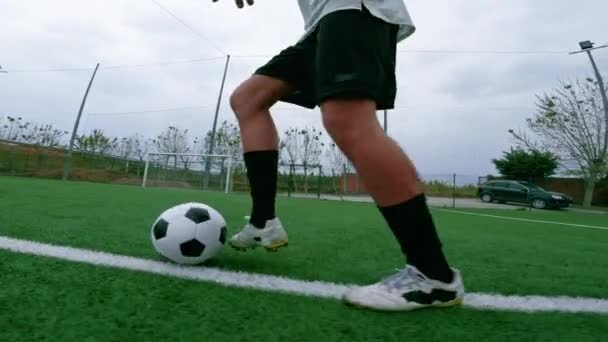 एक लड़के फुटबॉल खिलाड़ी के पैर . स्टॉक वीडियो