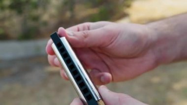 Genç adam farklı aksesuarlarla hayatın tadını çıkarıyor..