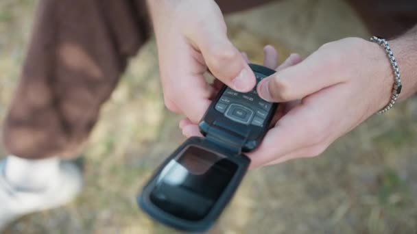 Genç Çocuk Eski Bir Düğme Telefonundan Mesaj Gönderiyor Stok Çekim 