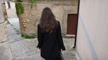 Bir Ortaçağ Köyünün Merdivenlerinden Aşağı İnen Kadın.
