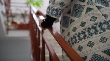 Engelli Kız Binanın Merdivenlerinden Tırmanıyor.