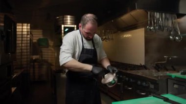 Şef, yolcu gemisinde mayonez hazırlıyor..