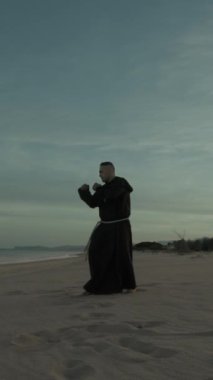 Monaco atleti sahildeki en zayıf olanı savunmak için karate sporu yapıyor