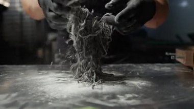 Şef Un Spagetti Kara Mürekkep Balığı Guitar Frame 'de İtalyan Tabağı Pişiriyor.