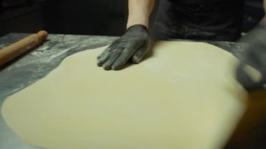 Şef, Tortellini Bolonez 'i bir restoranda yapmak için ince hamur işi yapıyor..