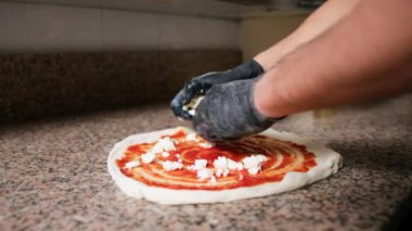 Pizza Şefi Mozzarella Ekliyor Hamur Üstünde Peynir.