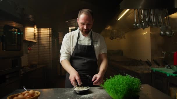 Kuchař Připravuje Těsto Kuchyni Restaurace — Stock video