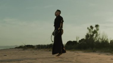 Keşiş Sahilde İp Atlıyor.