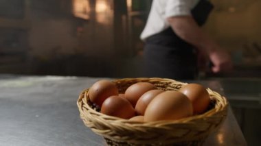 Bir restoranın şefi mutfaktan temizlik malzemelerini alıyor..