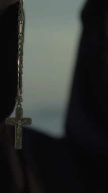 Monk Haç Tutuyor Metal Kolye.