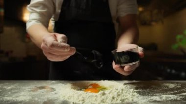 Şef, bir restoranın mutfağına mürekkep balığı mürekkebi ekliyor..