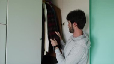 Genç adam şehirde farklı işler yapıyor..