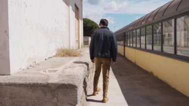 Genç adam şehirde farklı işler yapıyor..