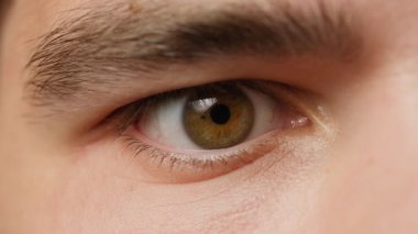 Genç adam farklı aksesuarlarla hayatın tadını çıkarıyor..