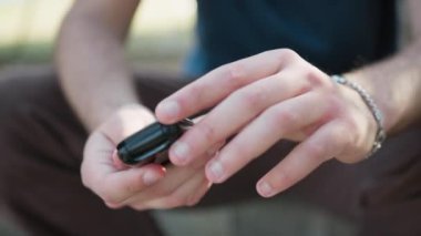 Genç Çocuk eski bir düğme telefonundan mesaj gönderiyor..