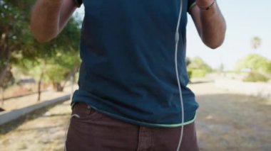 Genç adam farklı aksesuarlarla hayatın tadını çıkarıyor..