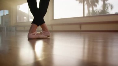 Dans eden kız, siyah takım elbiseli, spor salonu eğitimi alıyor..