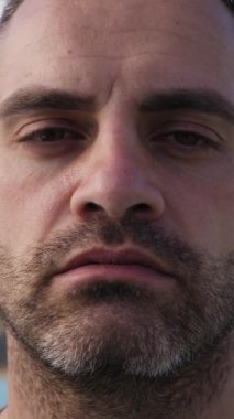 Beyaz adam parkta antrenman yapıyor...