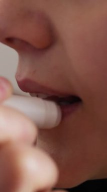 Siyah giyinmiş bir kadın balkondan dışarı bakıyor. Panorama 'yı görüyor..