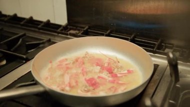 Şef, üniversite kantininin mutfağına sos ekliyor..