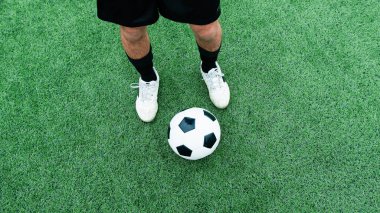 Oyuncu sahada serbest stil futbol oynuyor.