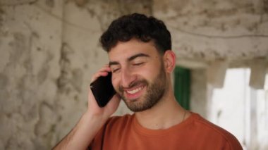 Kırsalda Turuncu Gömlekli Genç Adam.