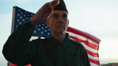 ABD Bayrağına Karşı Emekli Amerikan Askeri.
