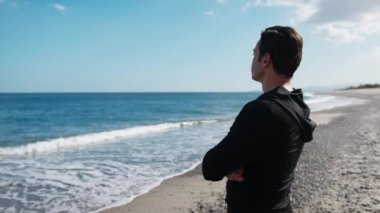 Dalgın Adam Geleceğini Yansıtan Denize Bakar.