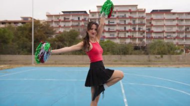 Ponponlu ponpon kız en sevdiği takımı alkışlıyor..