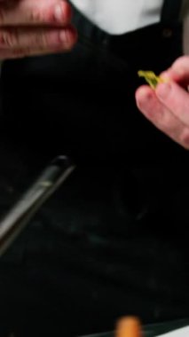 Lokantada İtalyan Spagetti Yemekleri 'nde Siyah Mürekkep Balığı Şefi.