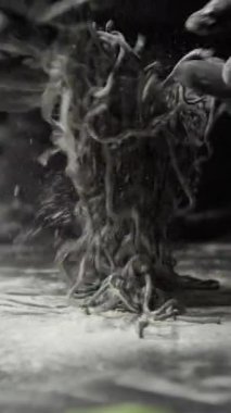 İtalyan Siyah Spagettisi Restoran Yemekleri İçin Gitar Aletleri Çerçevesinde.