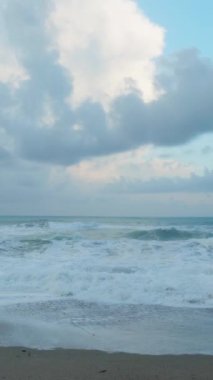 Fırtınalı okyanus kıyıya vuran dalgalarla birlikte hava manzarası.