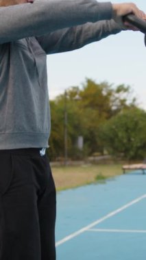 Beyaz adam parkta antrenman yapıyor...