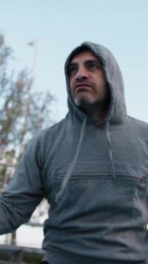 Beyaz adam parkta antrenman yapıyor...