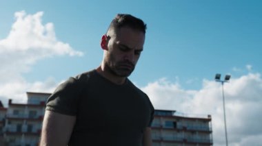 Beyaz adam parkta antrenman yapıyor..