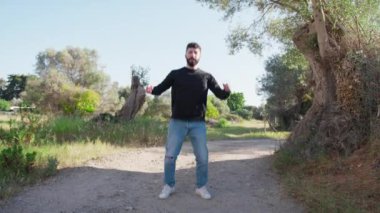 Kırsal kesimdeki evinin dışında bir adam..