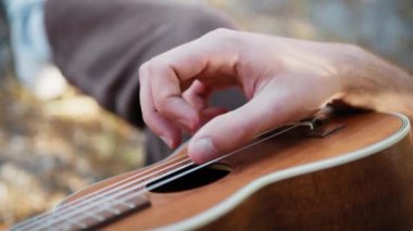 Genç adam farklı aksesuarlarla hayatın tadını çıkarıyor..